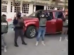 Ayer se difundió un video donde se ve a un grupo armado en el municipio de Tizapán el Alto. ESPECIAL