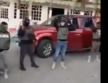 Ayer se difundió un video donde se ve a un grupo armado en el municipio de Tizapán el Alto. ESPECIAL