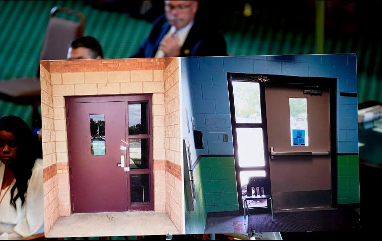 Las fotos de las puertas de la Escuela Primaria Robb en Uvalde, Texas, se utilizan mientras el director del Departamento de Seguridad Pública de Texas, Steve McCraw, testifica en una audiencia. AP/E. Gat
