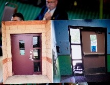 Las fotos de las puertas de la Escuela Primaria Robb en Uvalde, Texas, se utilizan mientras el director del Departamento de Seguridad Pública de Texas, Steve McCraw, testifica en una audiencia. AP/E. Gat