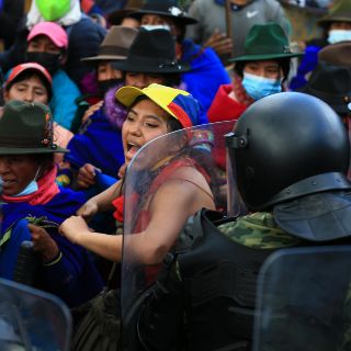 Ecuador: Indígenas intentan entrar al Congreso y la Policía los dispersa con gas lacrimógeno