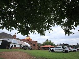 Personal del Ejército y de la Guardia Nacional resguarda la iglesia San Francisco Javier, donde asesinaron a dos sacerdotes jesuitas y un guía de turistas el pasado 20 de junio. EFE/L. Torres