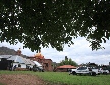 Personal del Ejército y de la Guardia Nacional resguarda la iglesia San Francisco Javier, donde asesinaron a dos sacerdotes jesuitas y un guía de turistas el pasado 20 de junio. EFE/L. Torres