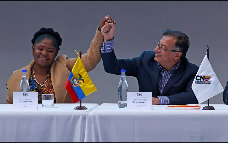 Gustavo Petro y Francia Márquez celebran durante el acto en el que reciben las credenciales que los acreditan como presidente y vicepresidenta de Colombia. EFE/M. Dueñas