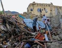 Personas afectadas por el terremoto esperan ayuda en la aldea de Gayan. EFE
