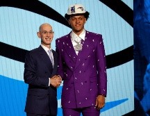Adam Silver, comisionado de la NBA, presenta a Paolo Banchero en el Barclays Center de Nueva York. EFE/J. Szenes