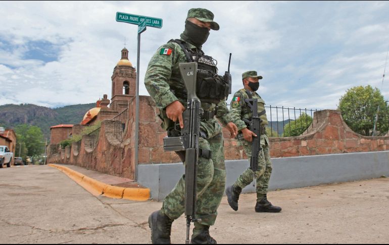Personal del Ejército Mexicano realiza rondas de vigilancia en la zona donde asesinaron a dos sacerdotes jesuitas y a un guía turístico. EFE
