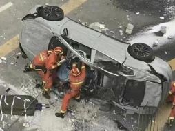 Dos personas murieron en el interior del vehículo murieron en el accidente de Shanghái.  WEIBO