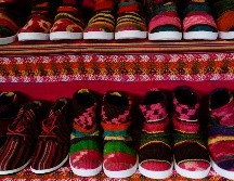 Herbas produce zapatos hace seis años; asegura que, debido a la naturaleza de las frazadas, ningún zapato tiene el mismo diseño. AP/J. Karita