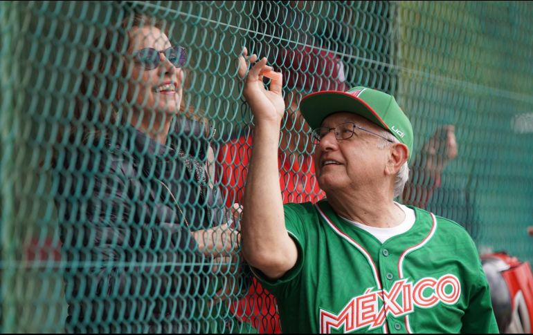 La foto de la esposa de Andrés Manuel en el partido de beisbol ya tiene más de 200 mil reacciones. FACEBOOK/G. Müller