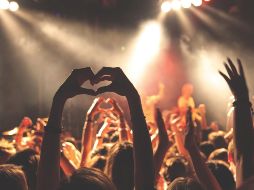 La OMS apuesta por la prevención de la enfermedad a través de campañas de comunicación en los eventos veraniegos. ESPECIAL/Foto de Anthony DELANOIX en Unsplash