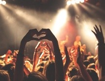 La OMS apuesta por la prevención de la enfermedad a través de campañas de comunicación en los eventos veraniegos. ESPECIAL/Foto de Anthony DELANOIX en Unsplash