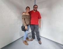 Óscar Delgado y su hermana posan en su nuevo local comercial, entregado este viernes. EL INFORMADOR/R. Bobadilla