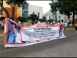 Los manifestantes acudieron afuera de Casa Jalisco para exigir al gobernador la búsqueda de José Luis Macías Garibi. ESPECIAL