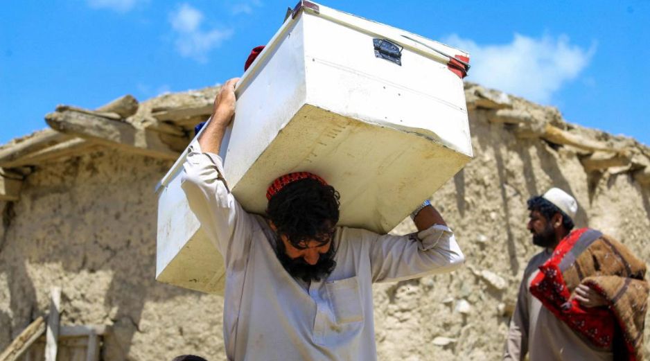 Personas rescatan sus pertenencias de una casa dañada por el terremoto que afectó a la aldea de Gayan en la provincia de Paktia, Afganistán. EFE
