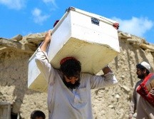 Personas rescatan sus pertenencias de una casa dañada por el terremoto que afectó a la aldea de Gayan en la provincia de Paktia, Afganistán. EFE