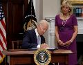 El presidente de Estados Unidos, Joe Biden, firma la Ley Bipartidista de Comunidades más Seguras en la Casa Blanca, en Washington. EFE / Y. Gripas
