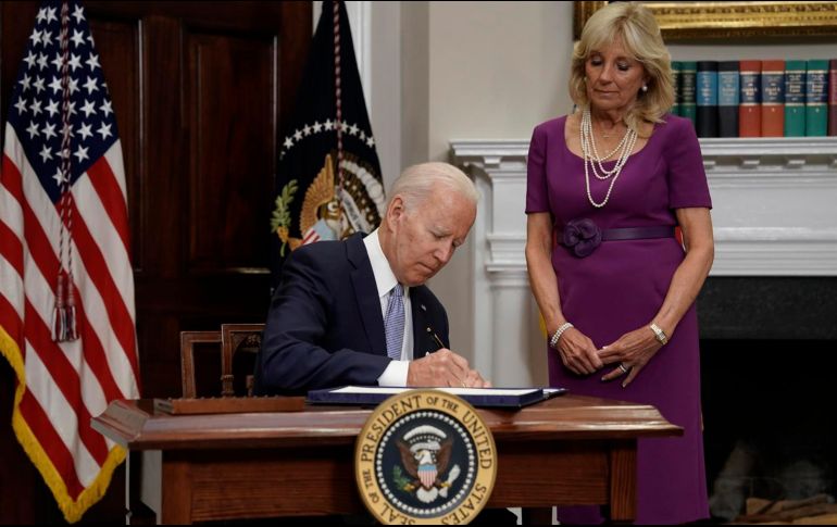 El presidente de Estados Unidos, Joe Biden, firma la Ley Bipartidista de Comunidades más Seguras en la Casa Blanca, en Washington. EFE / Y. Gripas