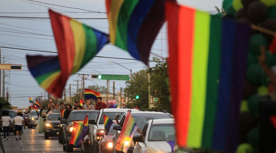 Para la 44.ª edición de la Marcha del Orgullo LGBTTTI se usarán alrededor de 30 carros alegóricos. EFE / L. Torres