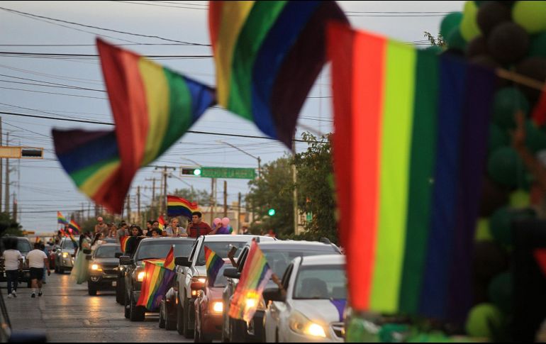 Para la 44.ª edición de la Marcha del Orgullo LGBTTTI se usarán alrededor de 30 carros alegóricos. EFE / L. Torres