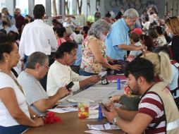 Adultos mayores destacan que el proceso para obtener la tarjeta fue rápido. EL INFORMADOR/A. Camacho