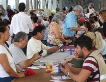 Adultos mayores destacan que el proceso para obtener la tarjeta fue rápido. EL INFORMADOR/A. Camacho