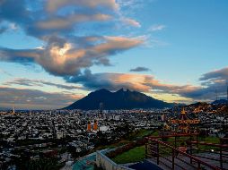 Monterrey, con el cerro de la Silla de fondo, una metrópoli siempre vibrante. ESPECIAL