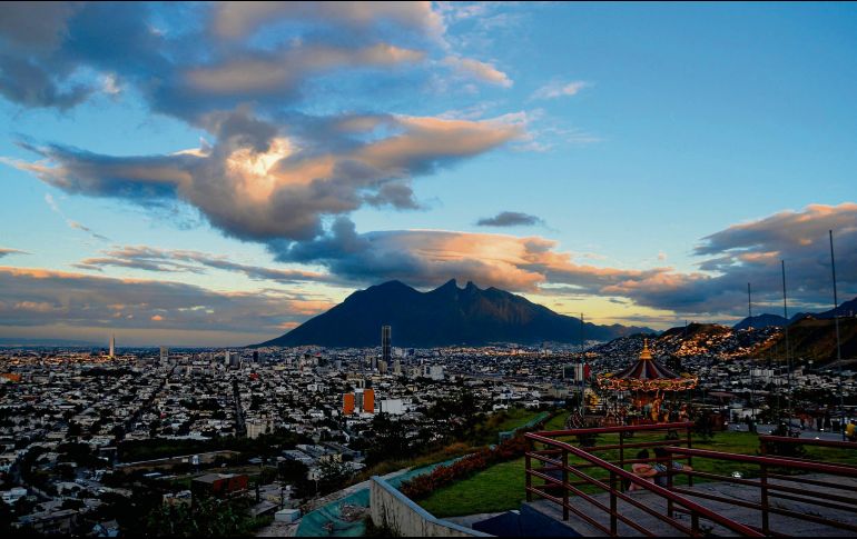 Monterrey, con el cerro de la Silla de fondo, una metrópoli siempre vibrante. ESPECIAL