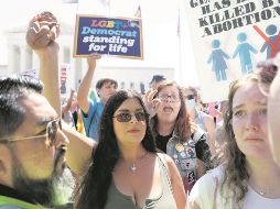 Activistas a favor y en contra del aborto se enfrentan en inmediaciones de la Suprema Corte, en Washington, en Estados Unidos. AFP/A. Wong