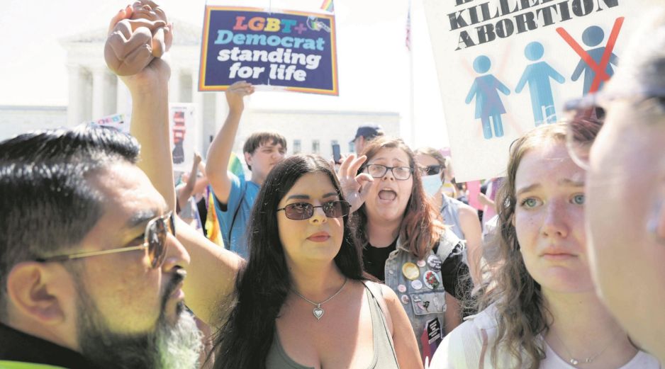 Activistas a favor y en contra del aborto se enfrentan en inmediaciones de la Suprema Corte, en Washington, en Estados Unidos. AFP/A. Wong