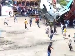 Imágenes divulgadas en redes sociales muestran el momento en que la gradería colmada de público se desploma durante una 