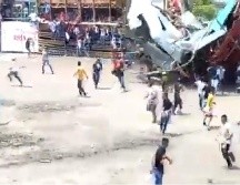 Imágenes divulgadas en redes sociales muestran el momento en que la gradería colmada de público se desploma durante una 