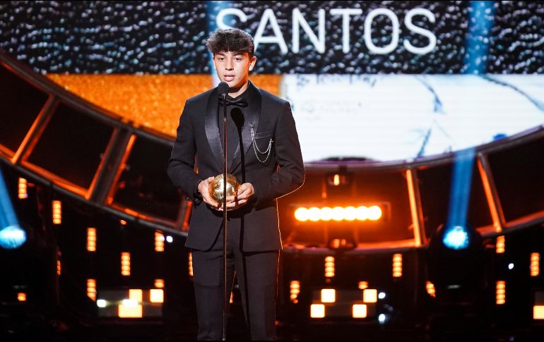 El mexicano Jordan Carrillo, de Santos, fue premiado como Novato del Año. IMAGO7