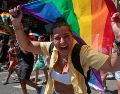 En diversos videos que circulan en redes, se observan a los asistentes de la marcha LGBT+ huir de la plaza de Nueva York. EFE/S. Yenesel