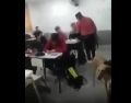 En el video se observa cómo la madre enfrenta al supuesto bravucón de su hijo en el salón de clases/ ESPECIAL