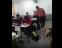 En el video se observa cómo la madre enfrenta al supuesto bravucón de su hijo en el salón de clases/ ESPECIAL
