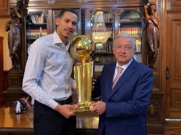 Juan Toscano llevó el trofeo de campeones de la NBA a las oficinas de Palacio Nacional. ESPECIAL