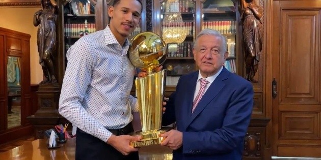 AMLO: &iquest;Austeridad? Estos son los regalos que le dio el Presidente a Juan Toscano, campe&oacute;n de la NBA