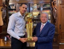 Juan Toscano llevó el trofeo de campeones de la NBA a las oficinas de Palacio Nacional. ESPECIAL