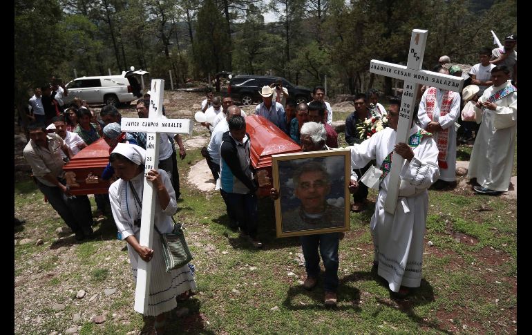 Los restos de los jesuitas reposan en una área cercana a la iglesia donde la semana pasada fueron asesinados a balazos junto a un guía turístico. SUN