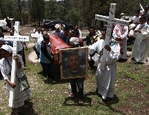Los restos de los jesuitas reposan en una área cercana a la iglesia donde la semana pasada fueron asesinados a balazos junto a un guía turístico. SUN