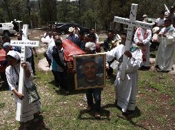 Los restos de los jesuitas reposan en una área cercana a la iglesia donde la semana pasada fueron asesinados a balazos junto a un guía turístico. SUN