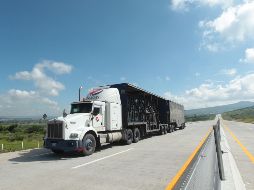 Existen lugares en Jalisco donde los choferes no pueden circular por la noche, y en Estados como Sonora hay cobro de peaje. EL INFORMADOR/Archivo