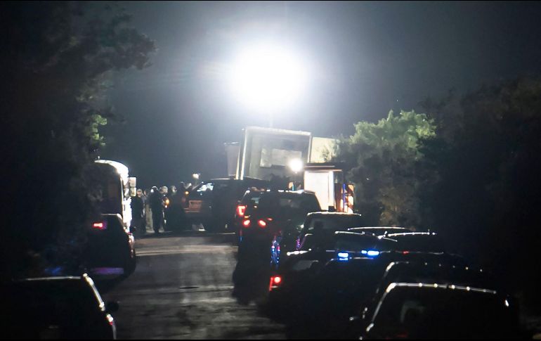 Las autoridades dijeron que hay tres personas detenidas tras el hallazgo del tráiler, que al parecer fue abandonado por el conductor. AFP/S. Flores