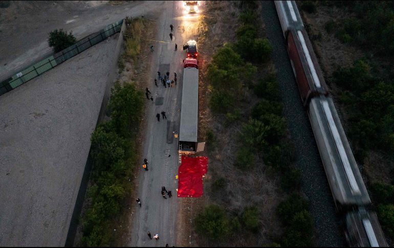Imagen aérea del tráiler donde murieron 50 personas en San Antonio, Texas. AFP / J. Vonderhaar