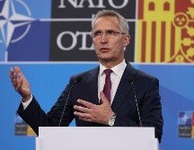 El secretario general de la OTAN, Jens Stoltenberg, ofrece una rueda de prensa tras la firma de un acuerdo para desbloquear el veto turco al acceso de Finlandia y Suecia al bloque. EFE/K. Huesca