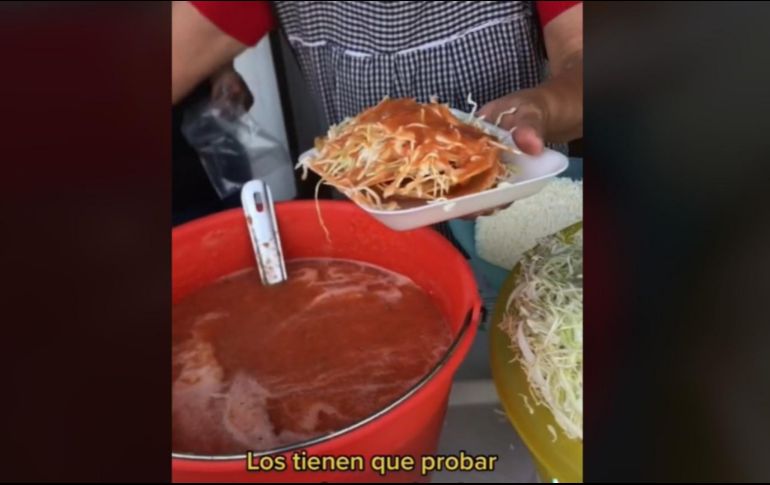 Los tacos están acompañados de col, lechuga, queso y harta salsa roja y verde. Tik Tok/ @bryanluna6