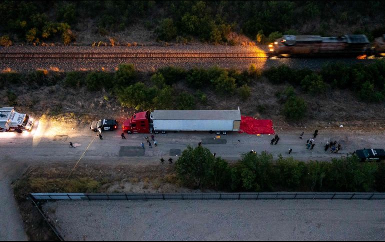 El tráiler en el que viajaban los migrantes que luego fueron abandonados a su suerte en San Antonio, Texas, era clonado. Así lo aseguraron al diario San Antonio Express News propietarios de la empresa de camiones. AFP