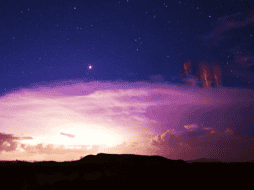 Las ráfagas de electricidad creadas en las capas superiores de la atmósfera, entre 50 y 90 kilómetros de altura en el cielo, y se mueven hacia el espacio, se les conoce como espectros o duendes rojos. SUN