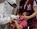 Un trabajador de la salud recolecta una muestra de hisopado nasal de una niña para realizar una prueba de detección de la enfermedad del nuevo coronavirus en la Ciudad de México. XINHUA/F. Cañedo